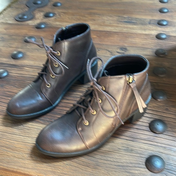 Ankle boots by easy street size 8 1/2 medium - Picture 1 of 9